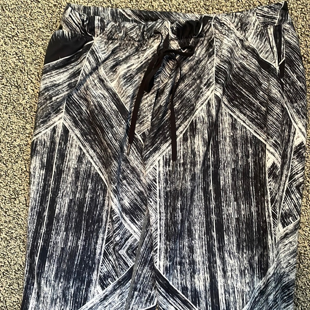 Lululemon Jet Crop in Heat Wave White and Black
